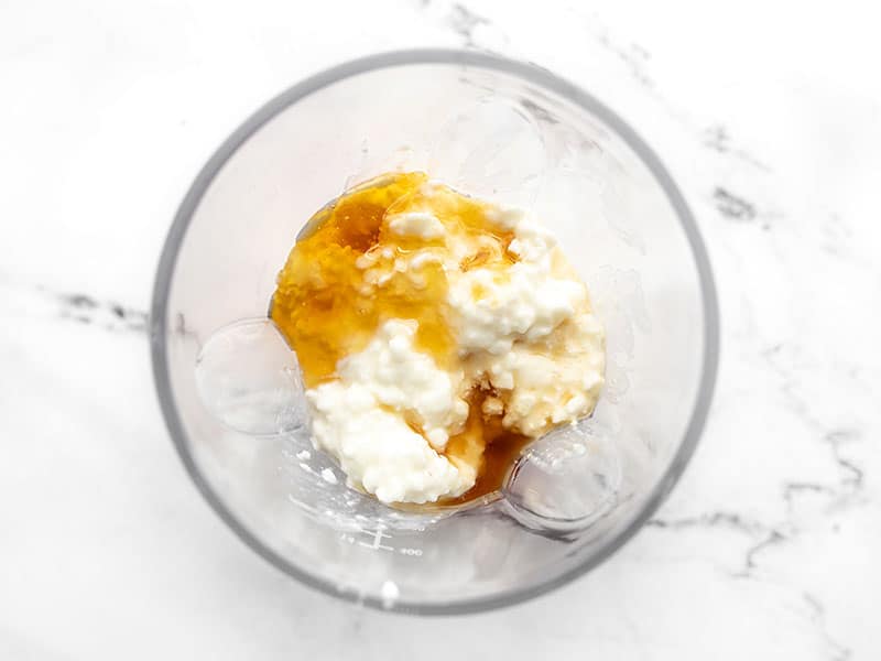 Fromage cottage, miel, vanille, jus de citron et eau dans le mélangeur