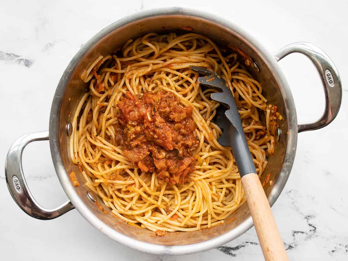 Spaghetti et sauce dans la marmite