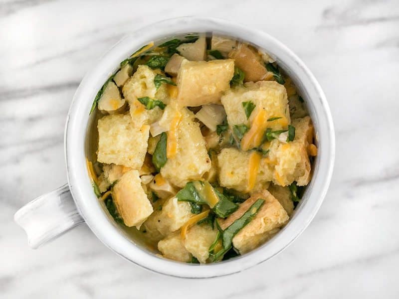 Ingrédients secs mélangés aux œufs dans la tasse