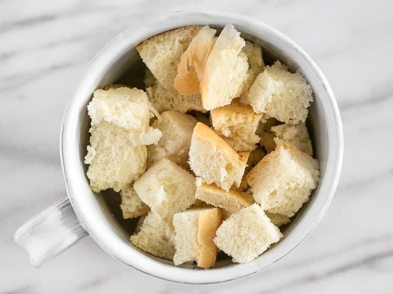 Mesurer le pain dans une tasse