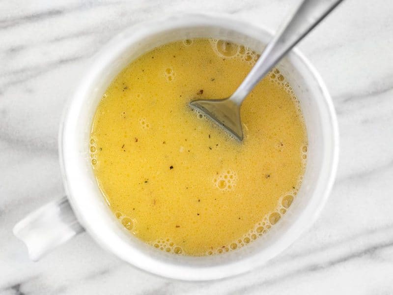 Oeufs fouettés dans une tasse