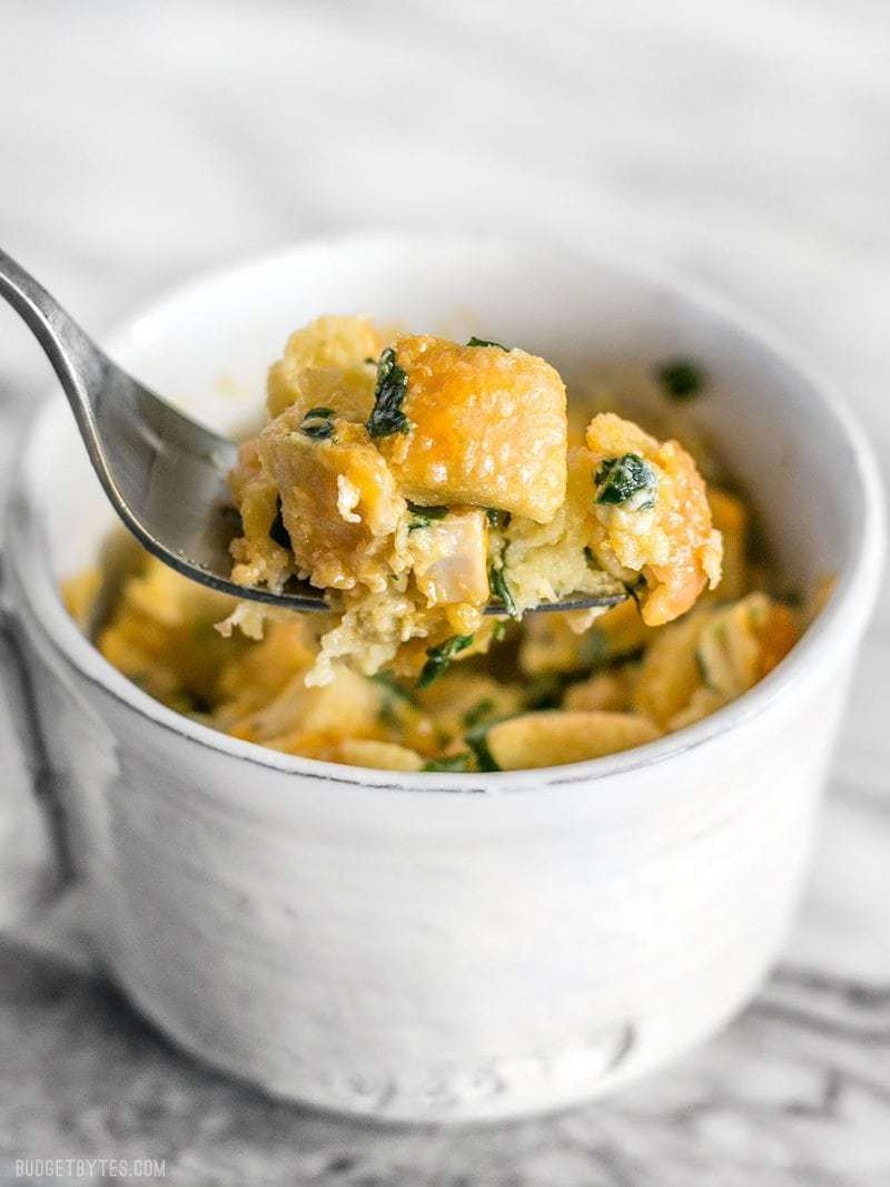 Gros plan d'une fourchette de tasse de petit-déjeuner micro-ondes, avec le reste de la tasse en arrière-plan