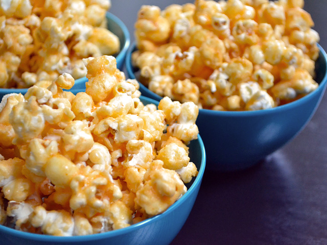 Close up of Sriracha Caramel Maïs dans des bols 