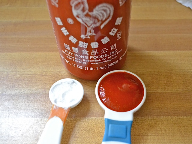 cuillères à mesurer de bicarbonate de soude et de sriracha