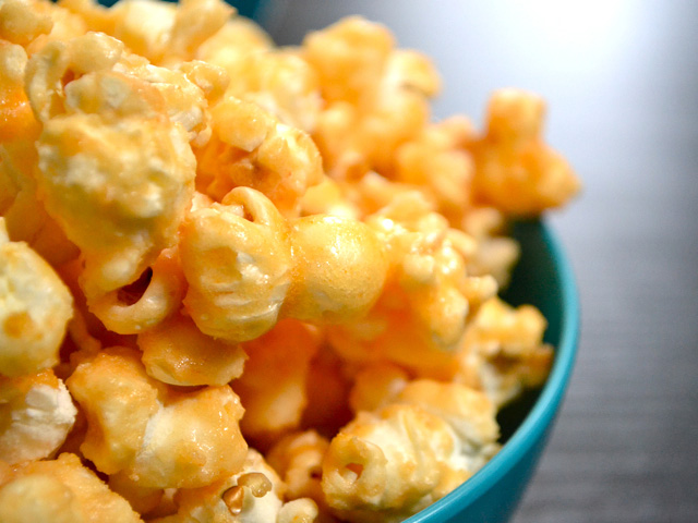 Close up de maïs au caramel Sriracha