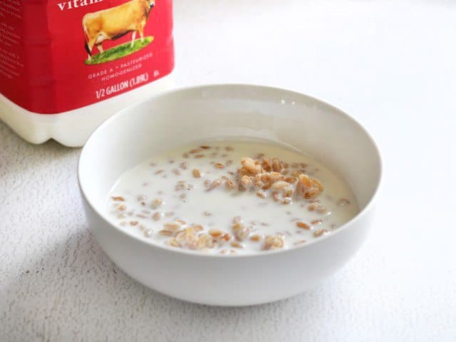 Farro et lait dans un bol