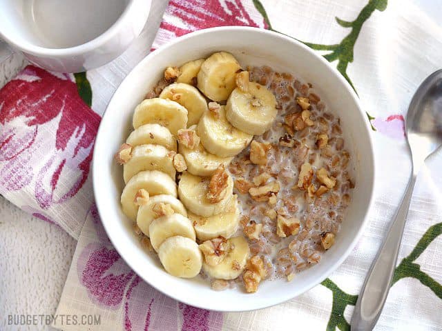 Un bol de Banana Nut Breakfast Farro avec banane et noix, prêt à être mangé