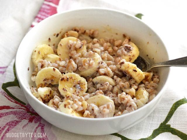 Un bol de Banana Nut Breakfast Farro avec des bananes et des noix, tous mélangés ensemble