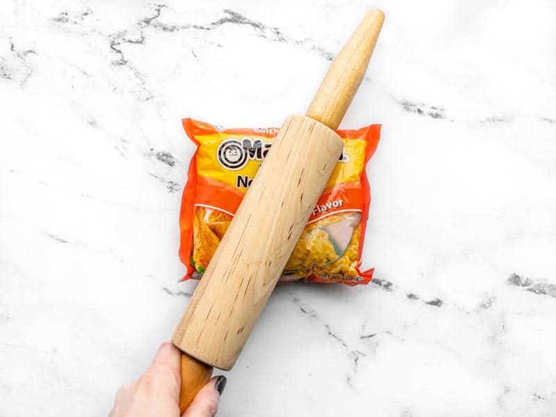 Écraser les nouilles ramen dans le paquet