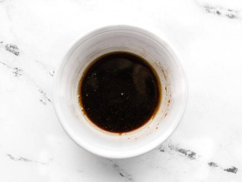 Sauce sautée dans un petit bol blanc