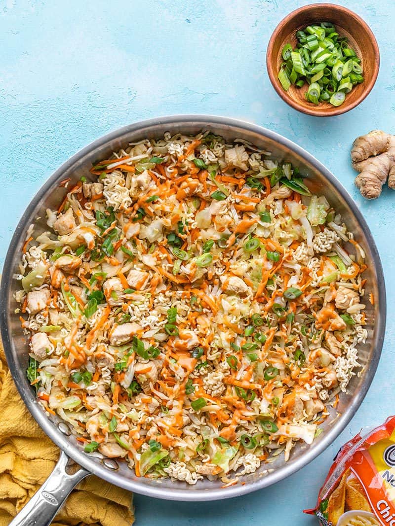 Poêle finie pleine de poulet croustillant Ramen Sauté 