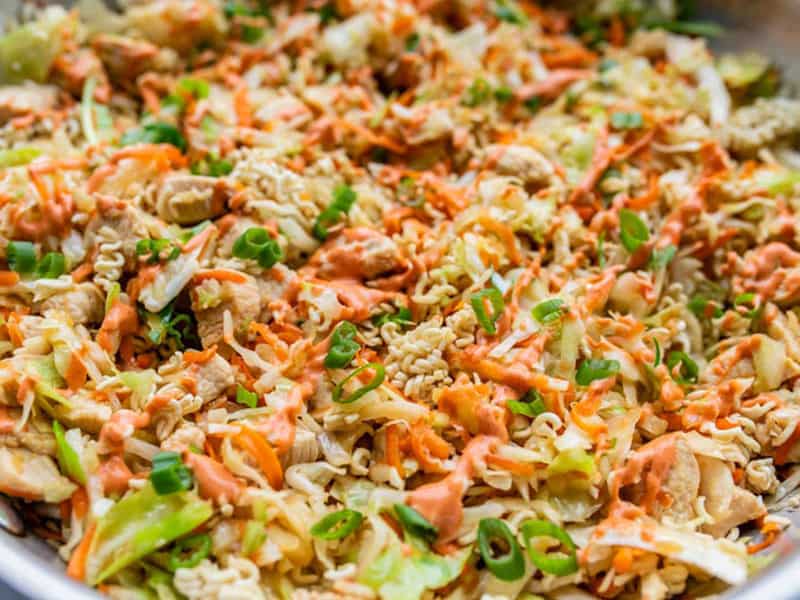 Gros plan de mayonnaise sriracha arrosée de sauté