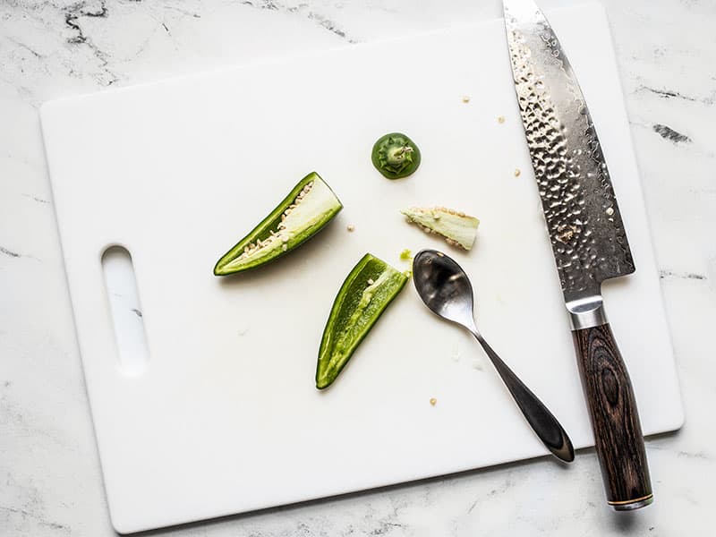 Retirer les côtes et les graines du jalapeño