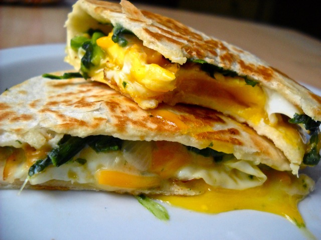 quesadilla florentine aux œufs mangés