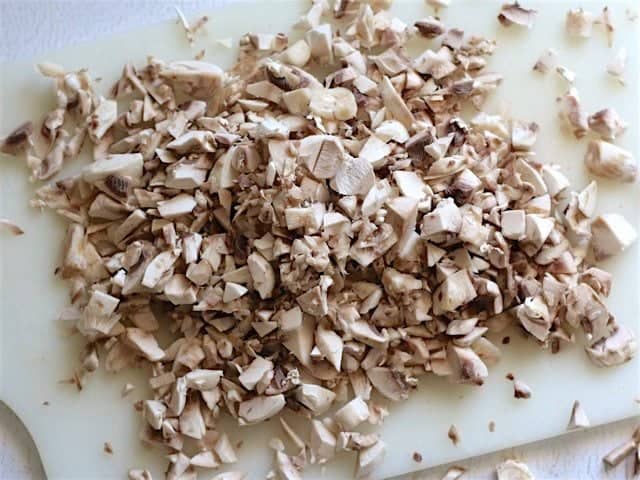 Champignons hachés sur une planche à découper