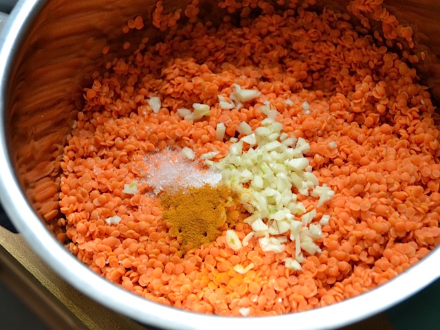 assaisonnement ajouté aux lentilles en pot