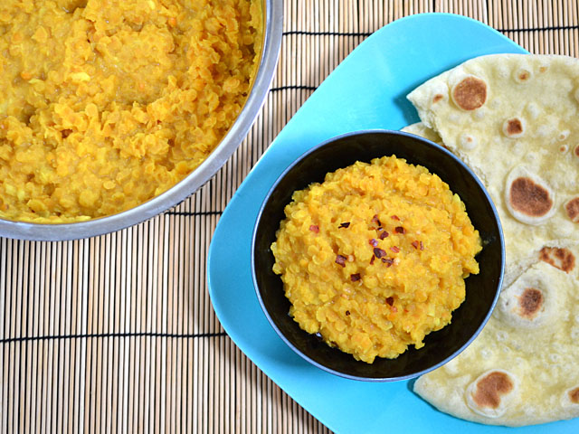 bol de lentilles à la noix de coco avec naan (pot de lentilles à côté)