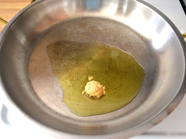 huile d'olive et ail dans une grande poêle 