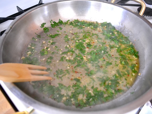 mijoter les ingrédients dans la poêle 