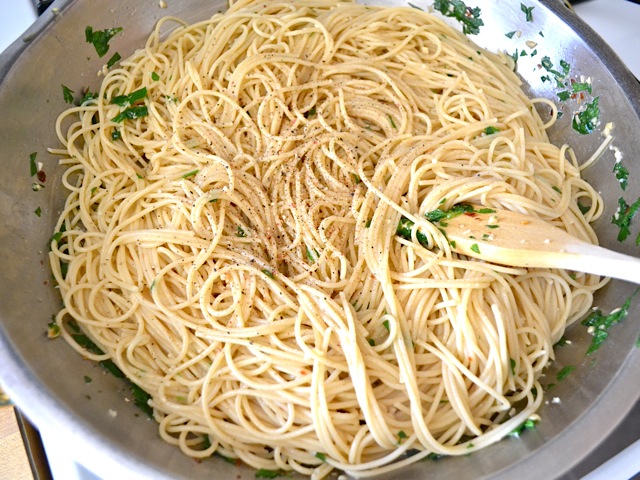 pâtes cuites ajoutées à la poêle 