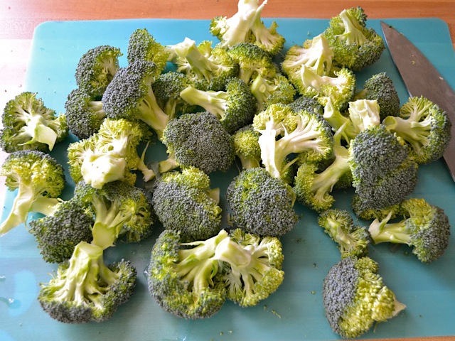 brocoli coupé en bouquets sur une planche à découper 