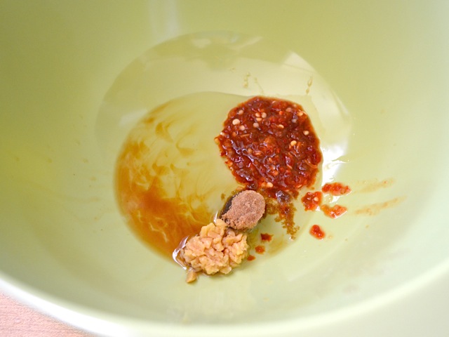 sambal et assaisonnement dans un grand bol à mélanger 