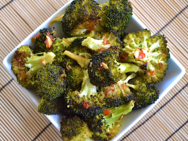 Arrêtez vite de sambal de brocoli sur une assiette carrée blanche 