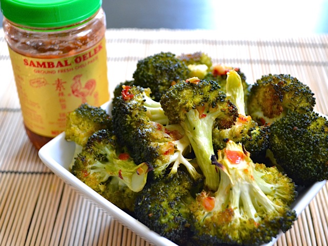 brocoli sambal rôti dans un bol avec pot de sambal en arrière-plan 