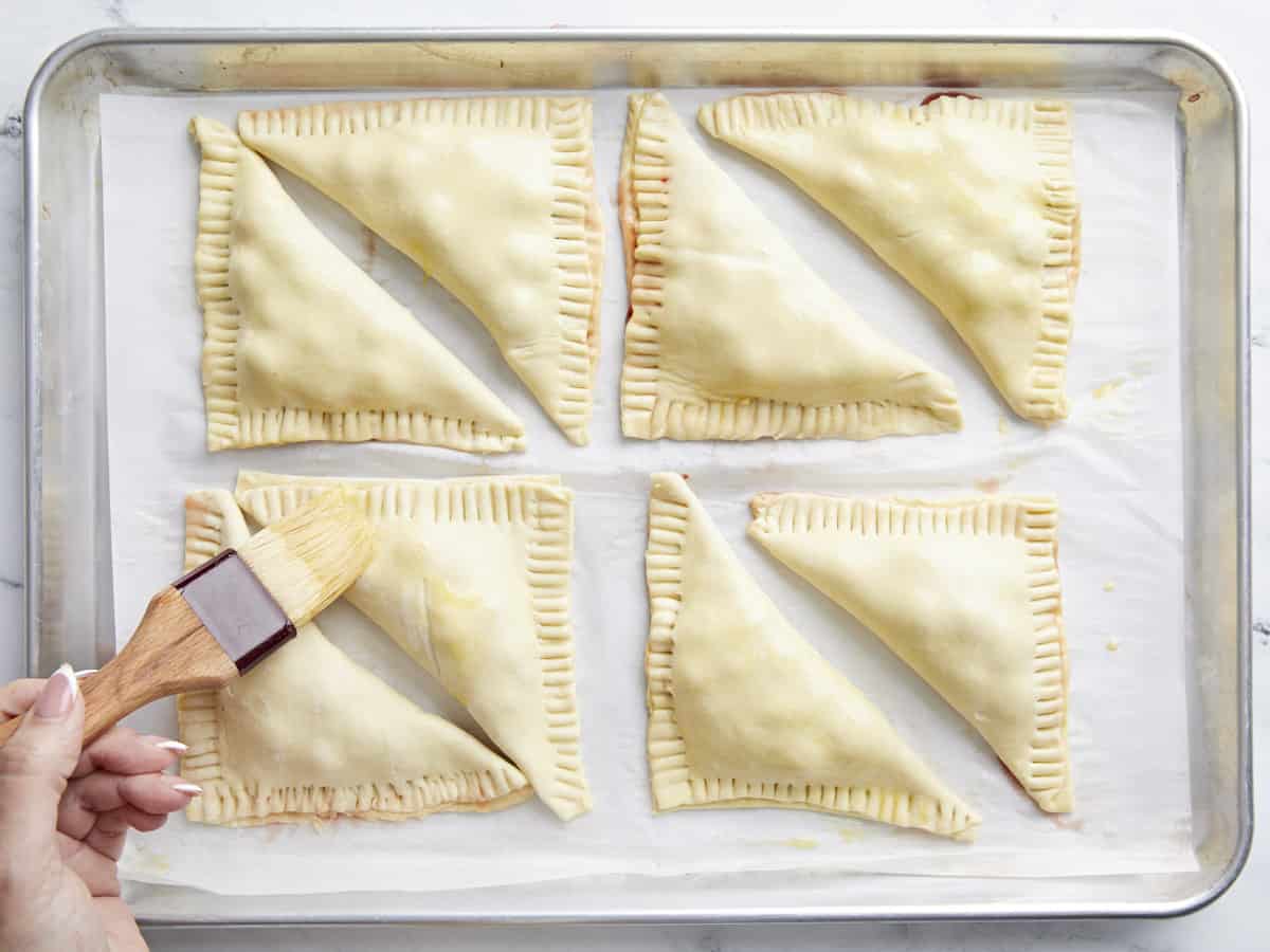 Oeuf badigeonné sur la pâte feuilletée.