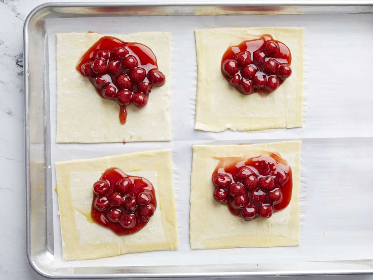 Pâte feuilletée badigeonnée de dorure à l'œuf.
