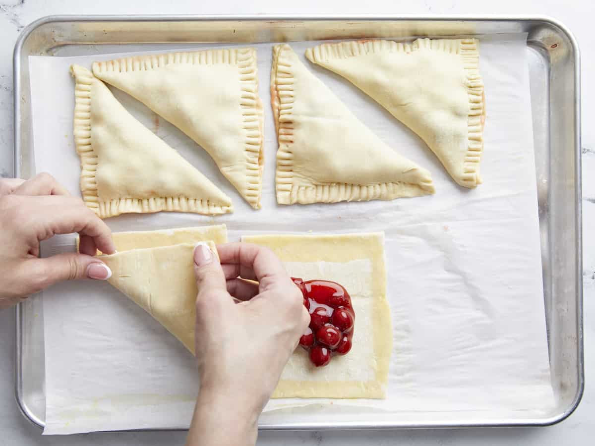 pâte feuilletée repliée sur la garniture aux cerises.