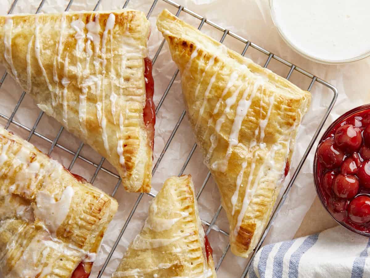 Vue aérienne des chaussons aux cerises sur une grille de refroidissement en fil métallique.