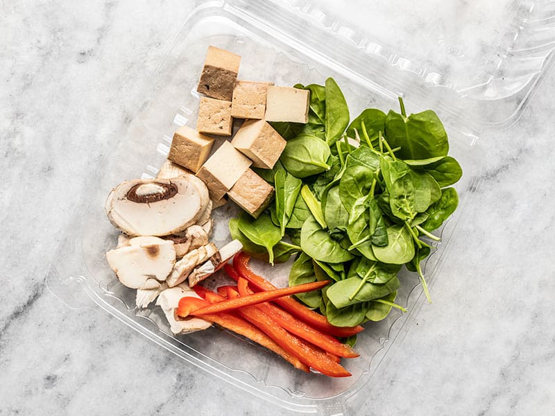 Bar à Salade Légumes dans un contenant pour emporter avec tofu.