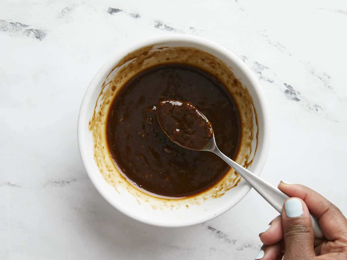 Plan aérien d'un bol de mélange de sauce asiatique.