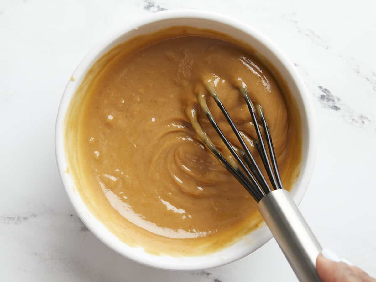 Gros plan de vinaigrette aux arachides et au citron vert.
