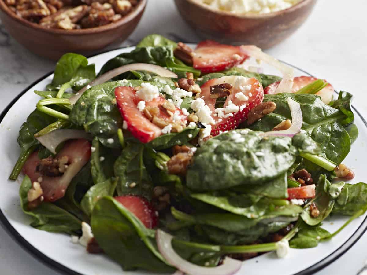 Vue latérale de la salade d'épinards aux fraises et à l'assiette