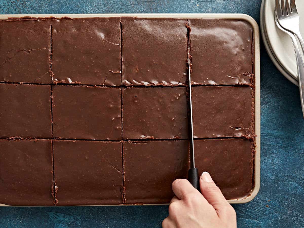 Un gâteau en feuille du Texas coupé en tranches.