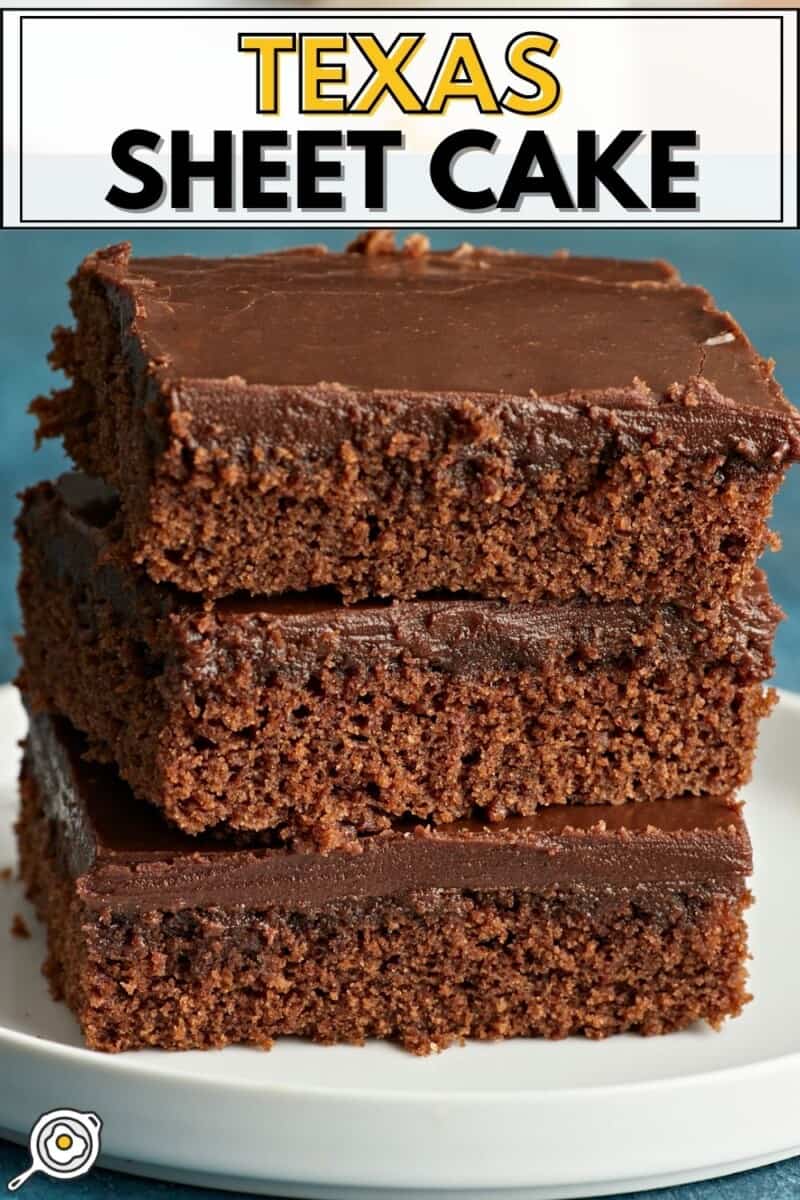 Plan latéral de trois tranches de Texas Sheet Cake empilées les unes sur les autres sur une assiette blanche.