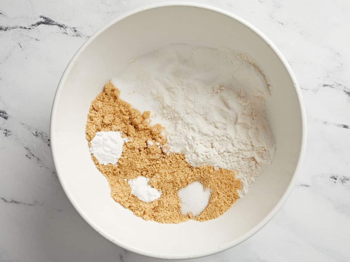 Ingrédients secs pour la pâte à gâteau dans un bol. 