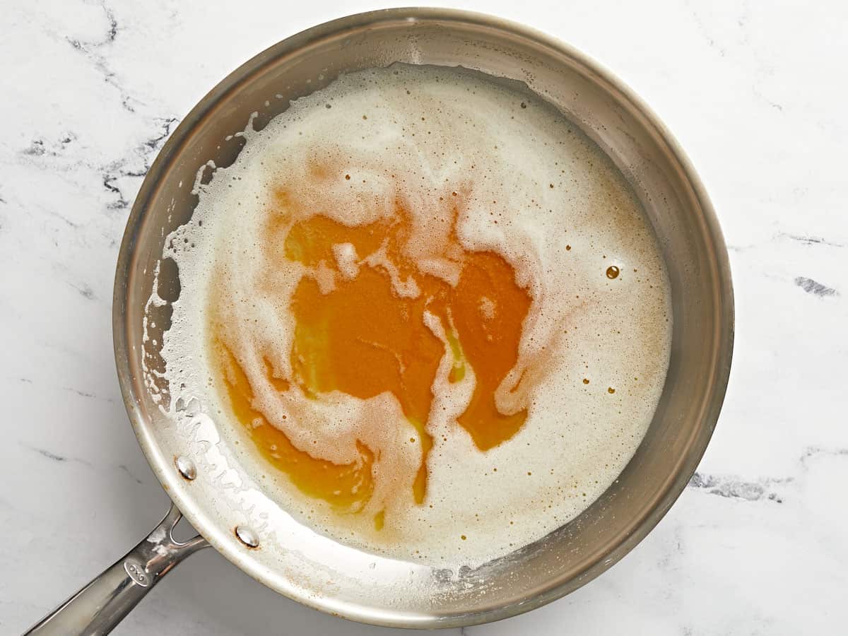 Beurre noisette dans une poêle.