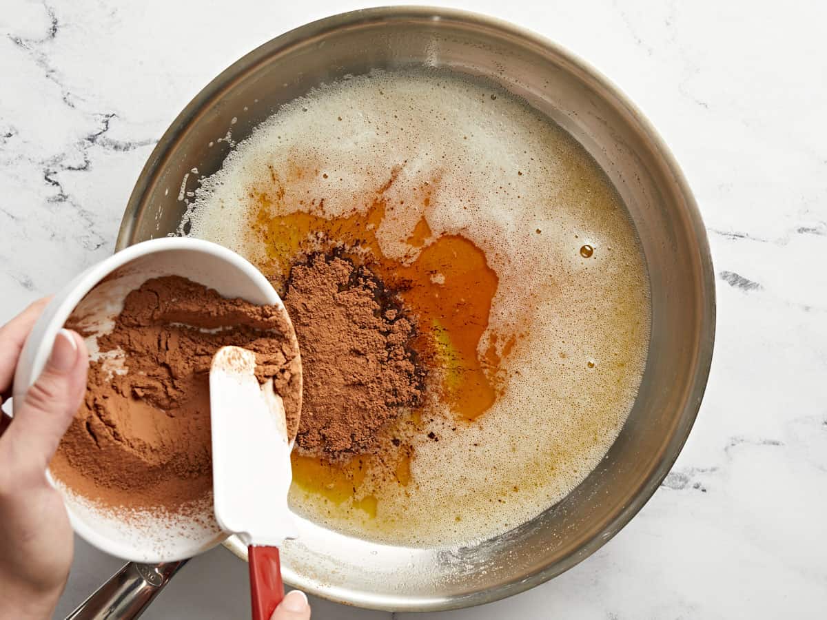 Poudre de cacao ajoutée au beurre noisette dans une poêle.