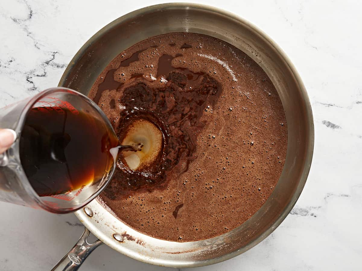 Le café est ajouté à la poêle avec le chocolat.