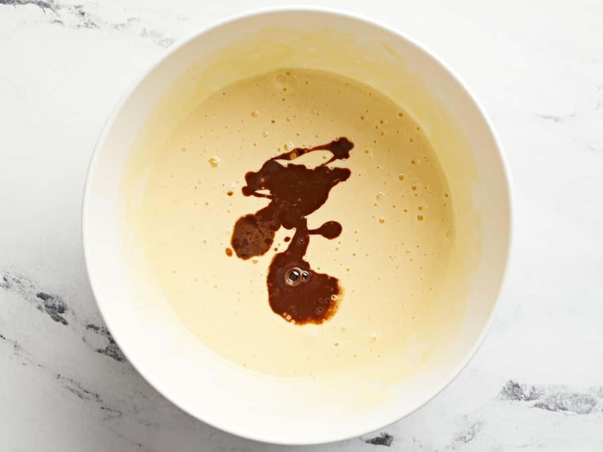 Petite quantité de chocolat ajoutée au mélange d'œufs.