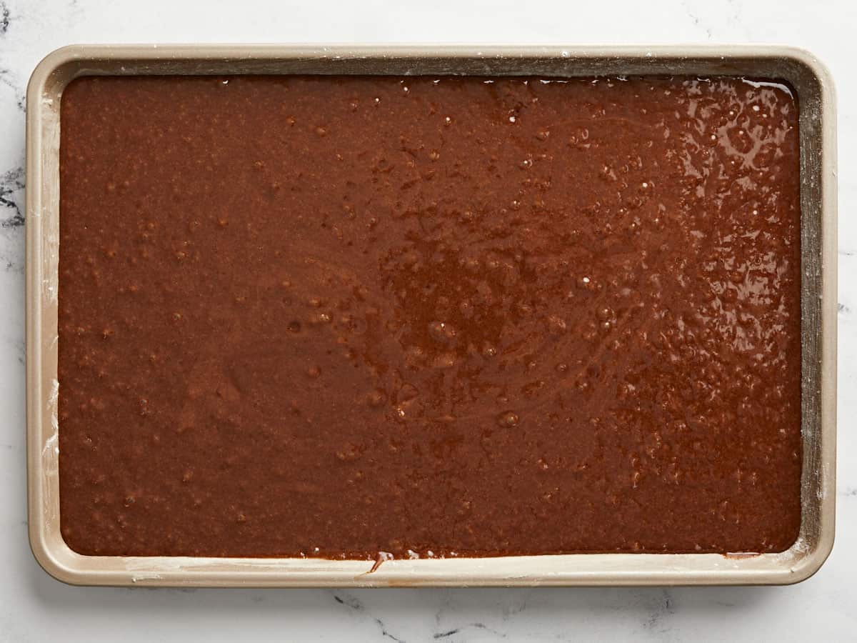 Pâte à gâteau versée dans le moule à gelée.