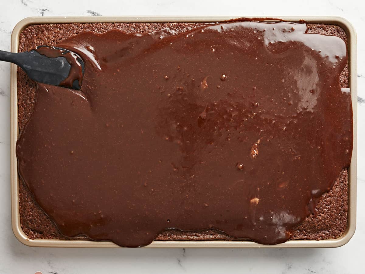 Glaçage étalé sur le gâteau cuit. 
