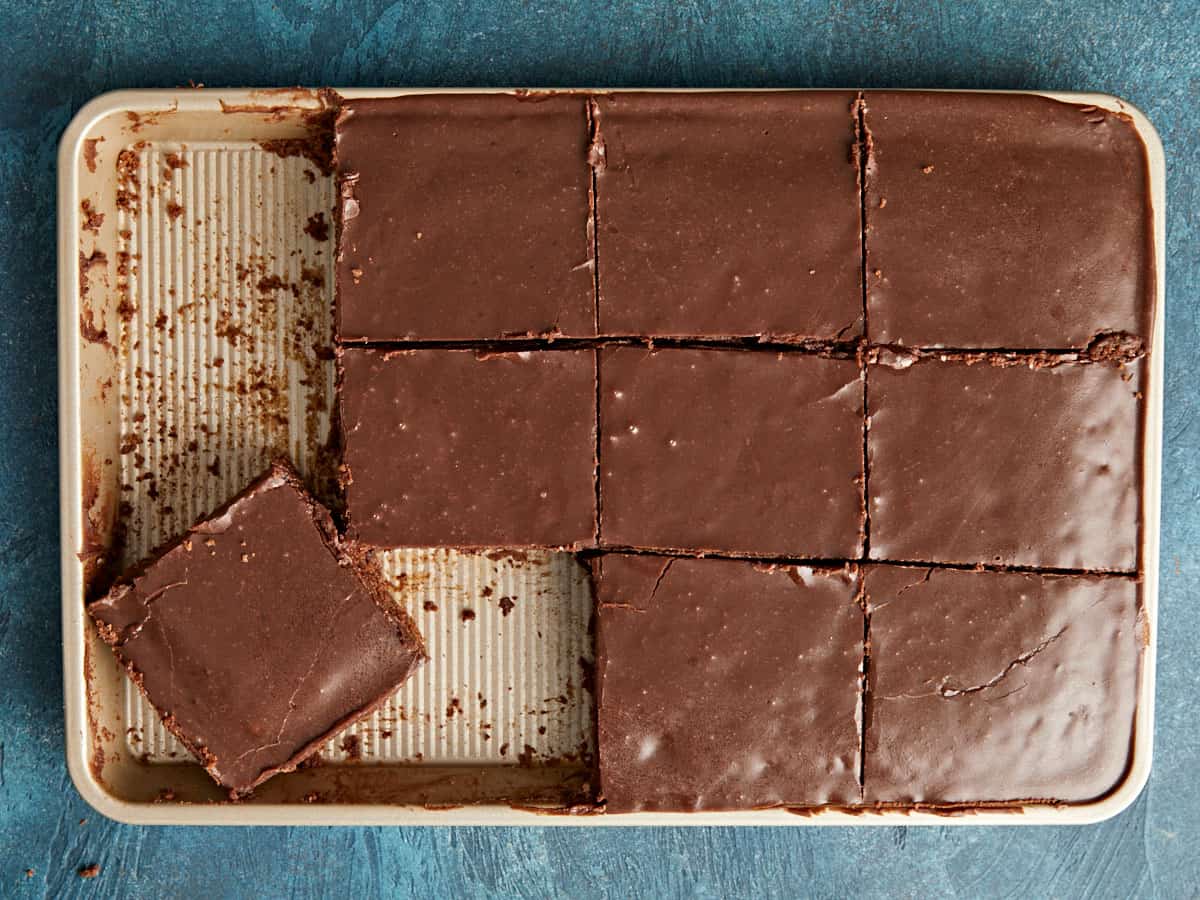 Gâteau en tranches du Texas avec une tranche à moitié retirée. 