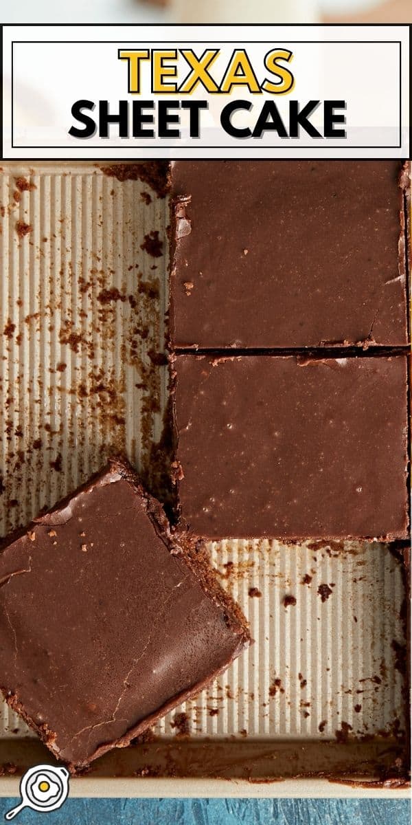 Plan aérien de trois tranches de Texas Sheet Cake sur une plaque à pâtisserie.