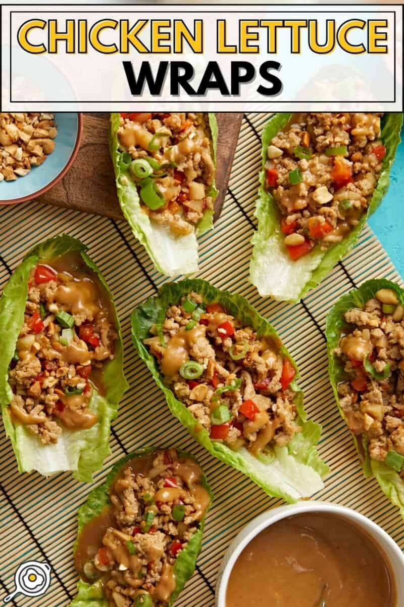 Plan aérien de roulés de laitue au poulet avec des cacahuètes hachées et une vinaigrette aux cacahuètes et au citron vert servis sur le côté et le texte du titre en haut.
