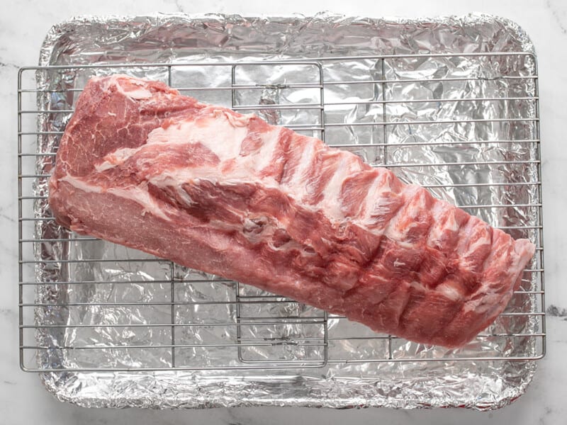 Côtes levées sur une grille.