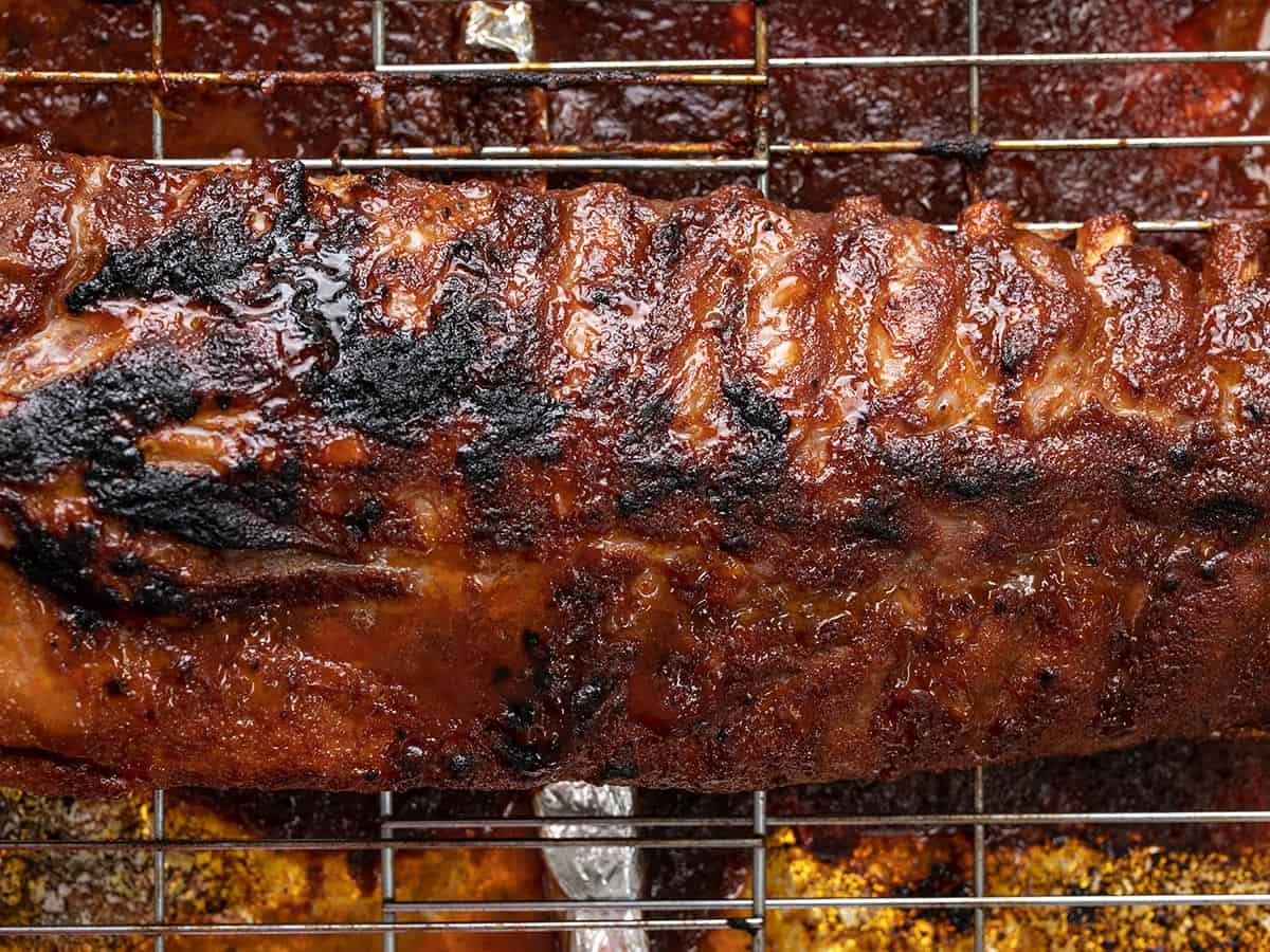Côtes levées au four sur une grille.